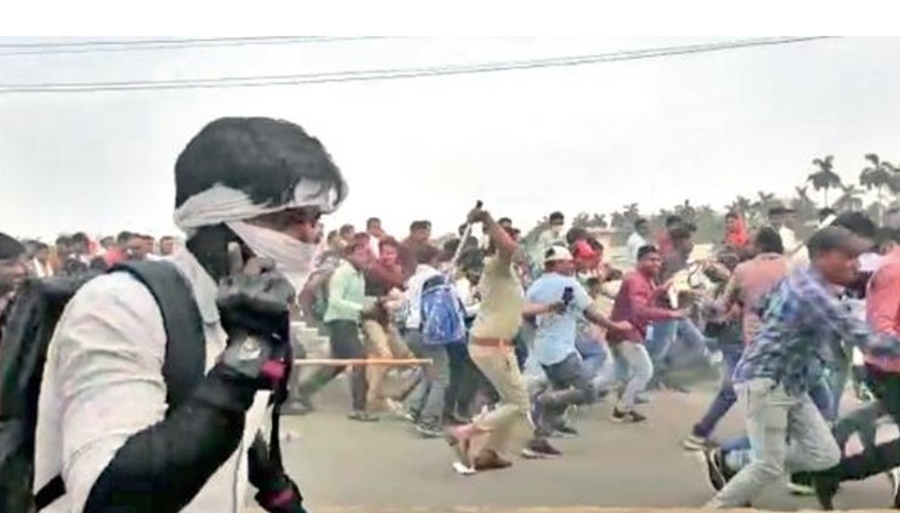 CG NEWS : सरकार से अपना हक मांगना... रायपुर पुलिस को नहीं आया रास... गुनाहगारों की तर्ज पर युवाओं पर बरसी लाठियां