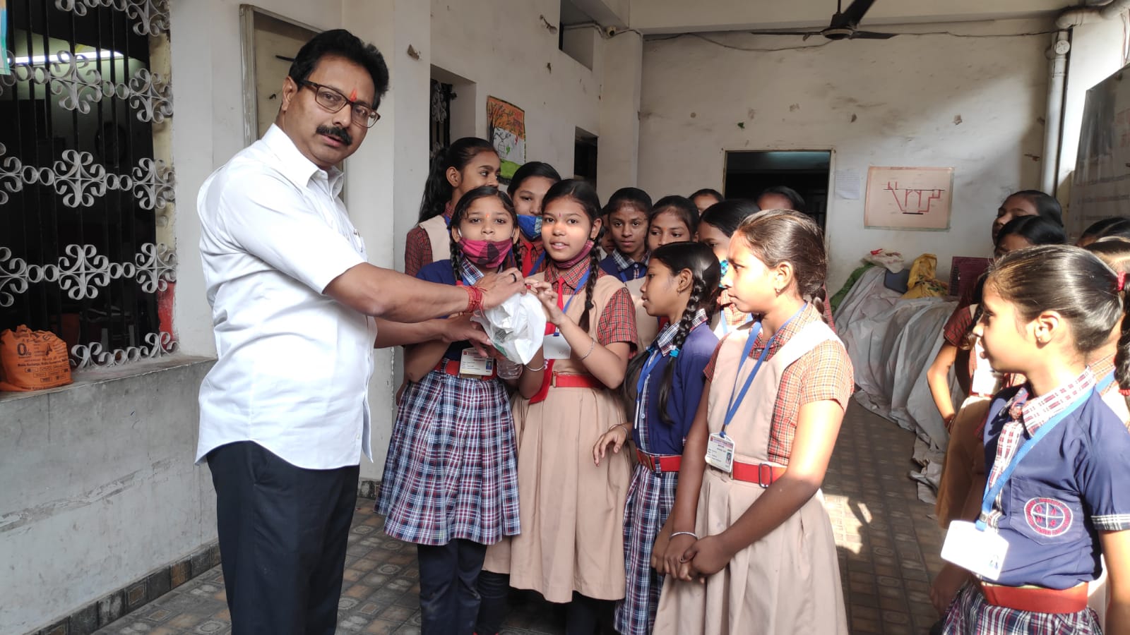 थैलियों को कचरे  की जगह प्लास्टिक की बोतल में डालना उचित, जानवर नहीं खाएंगे प्लास्टिक