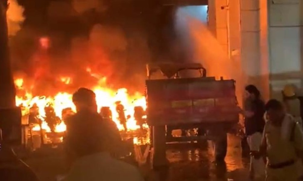  राजधानी में अल सुबह कोतवाली के बाहर खड़ी गाड़ियां जली, लपटें देख सहमे कालोनीवासी