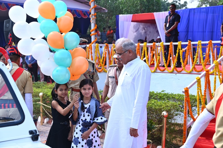 गुब्बारे पर टिकी थी दो मासूमों की नजर... सीएम बघेल ने भांप ली मन की बात... पास बुलाया, फिर साथ मिलकर उड़ाया