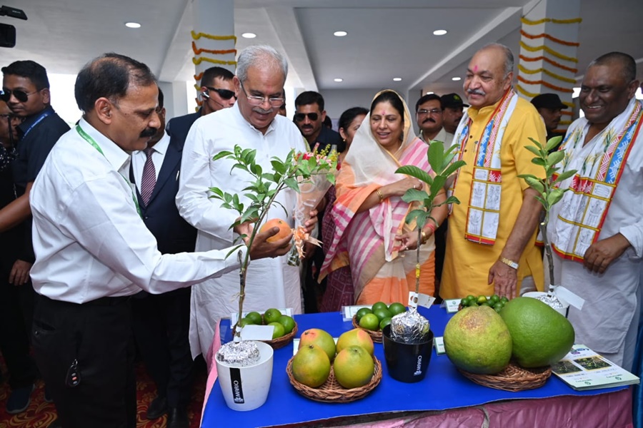 अक्षय तृतीया पर सीएम पहुंचे इंदिरा गांधी कृषि विश्वविद्यालय... ट्रैक्टर चलाकर की खेत की जुताई... बताई दो बड़ी बातें