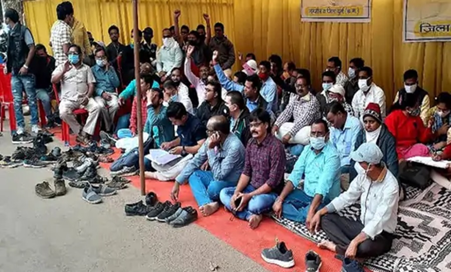 छग में राजस्व कर्मियों का आज सांकेतिक धरना... मांग पूरी नहीं होने पर... मजदूर दिवस से अनिश्चितकालीन हड़ताल की चेतावनी