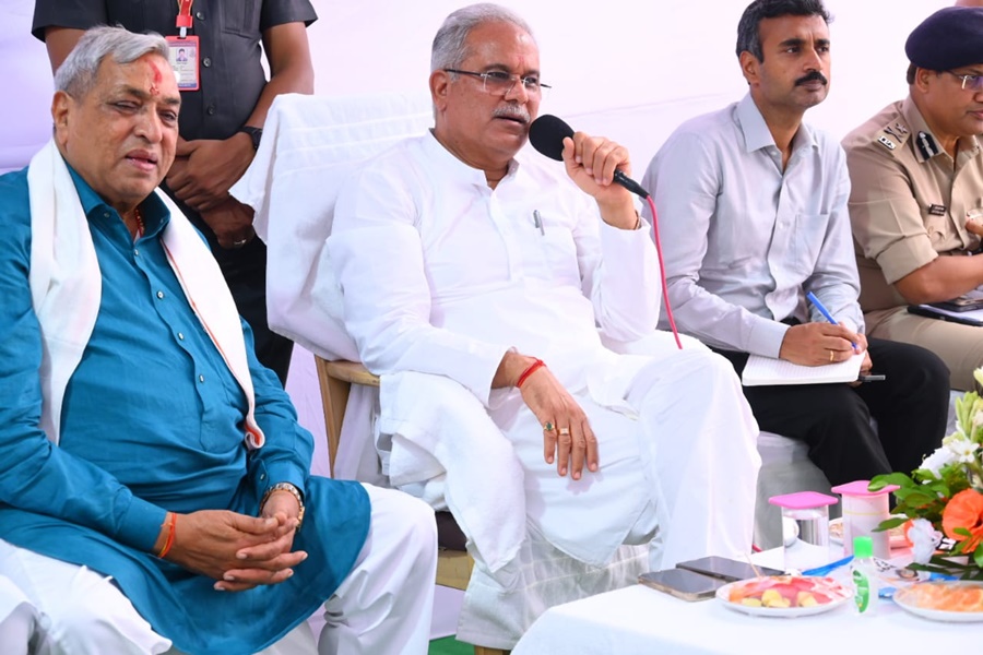 रायपुर ग्रामीण के दौरे पर सीएम डॉ. भूपेश... बिरगांव के ट्रांसपोर्ट नगर में डॉ. खूबचंद की मूर्ति स्थापना के निर्देश... सामाजिक संगठनों को जमीन देने की घोषणा 