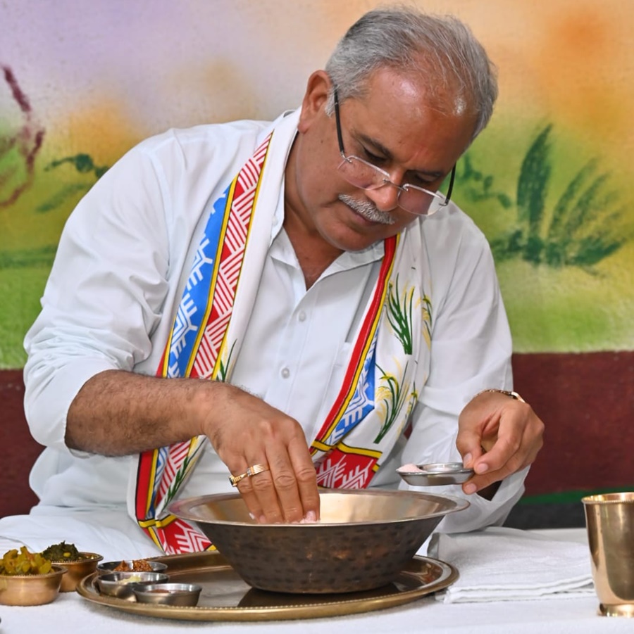 कांग्रेस प्रवेश के साथ ही डॉ. साय को मिला सम्मान... सीएम डॉ. बघेल के साथ बैठ... लिया बासी, गोंदली और पताल चटनी का स्वाद