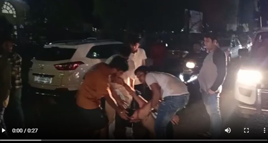 Watch Video : राजधानी में सरेराह पहले मारपीट... फिर कार में तोड़फोड़... पुलिस की मौजूदगी में भी नहीं रूके