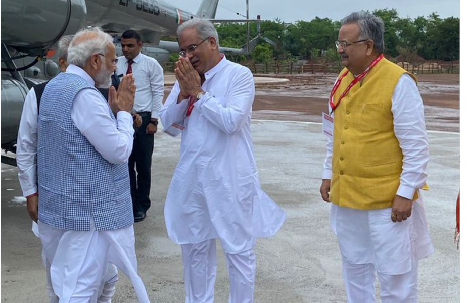  प्रधानमंत्री नरेंद्र मोदी पहुंचे राजधानी रायपुर, सीएम बघेल और डा. रमन ने किया स्वागत