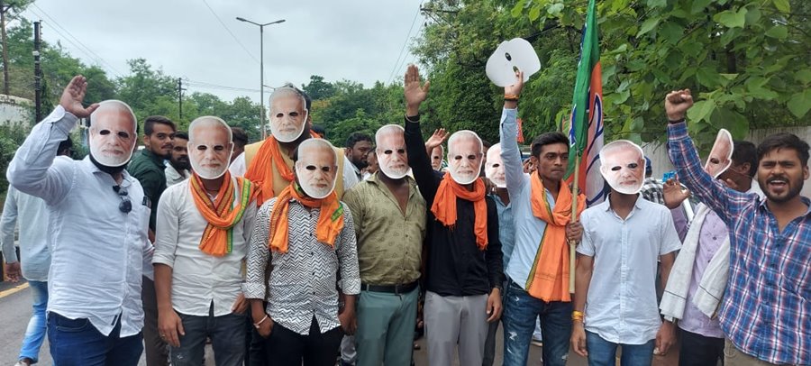 राजधानी में भीगे मौसम के बीच लगे... मैं हूं नरेन्द्र मोदी के नारे... बड़ी संख्या में शामिल होने प्रदेशभर से जुटे लोग