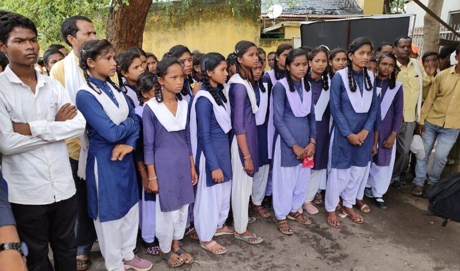 CM हाउस के गेट में बच्चों ने रख दिया स्कूल बैग... करने लगे यह बड़ी मांग... फिर सरकार से जवाब पाकर लौटे बच्चे