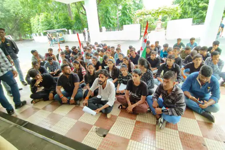 बीसीए में 80 फीसदी स्टूडेंट फेल... NSUI ने रविशंकर यूनिवर्सिटी में जमकर मचाया हंगामा... उग्र आंदोलन की चेतावनी