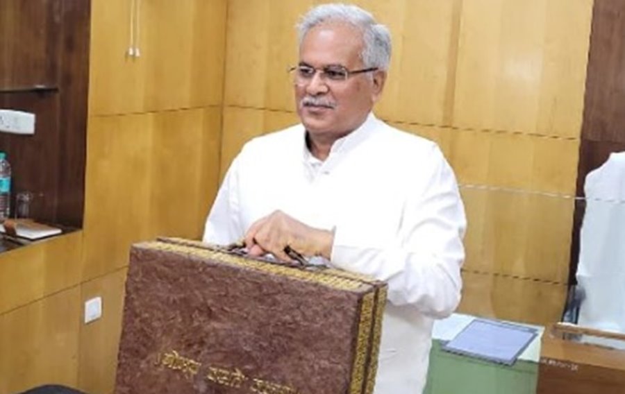CG BREAKING : संविदा और शासकीय कर्मियों के लिए... सीएम बघेल ने की बड़ी घोषणा... पटवारियों को भी सौगात