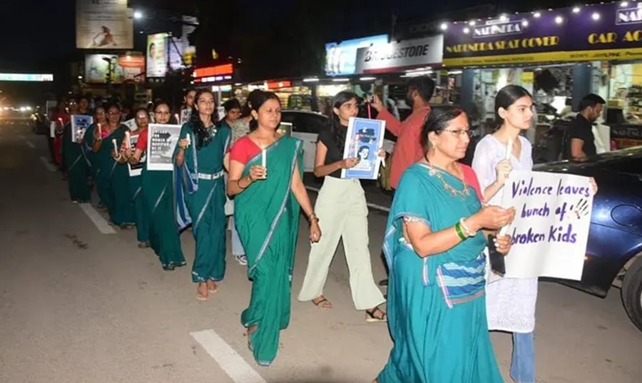 छत्तीसगढ़ महिला समाज ने रायपुर में निकाला कैंडल मार्च... इनके सीने में धधक रही ज्वाला... पढ़िए क्या है पूरा मामला
