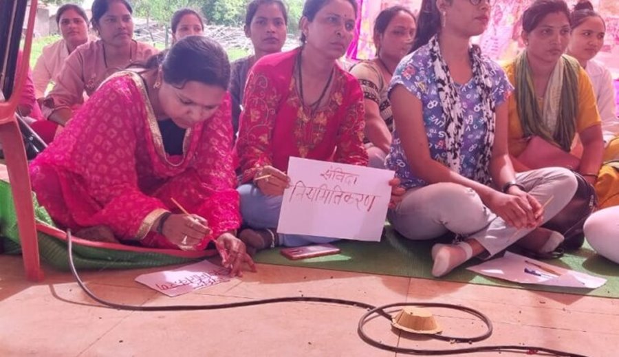 छत्तीसगढ़ के संविदाकर्मियों ने... खून से लिखा राहुल गांधी को पत्र... याद दिलाया चुनाव पूर्व किया वादा
