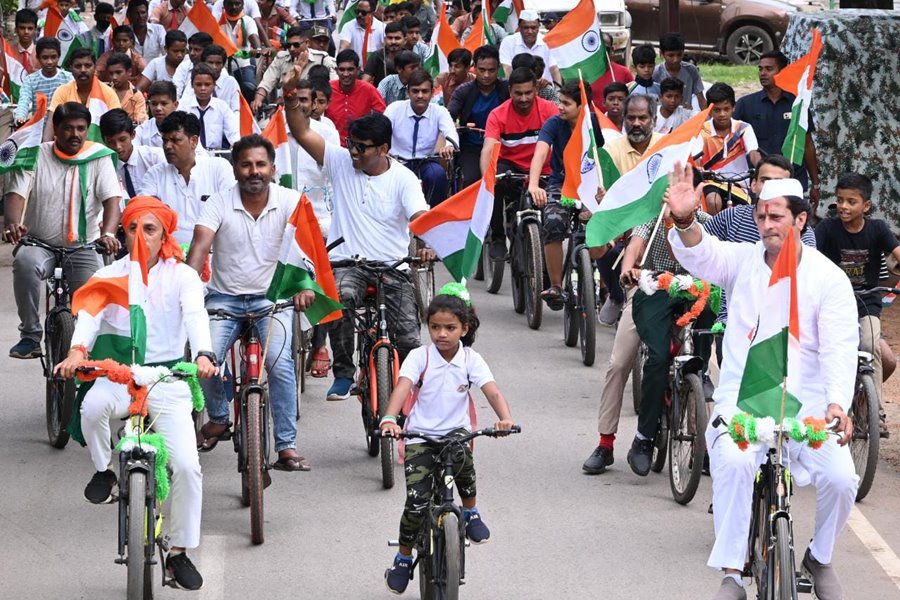 आजादी के जश्न में डूबी राजधानी... संसदीय सचिव उपाध्याय ने निकाली... साइकिल तिरंगा यात्रा