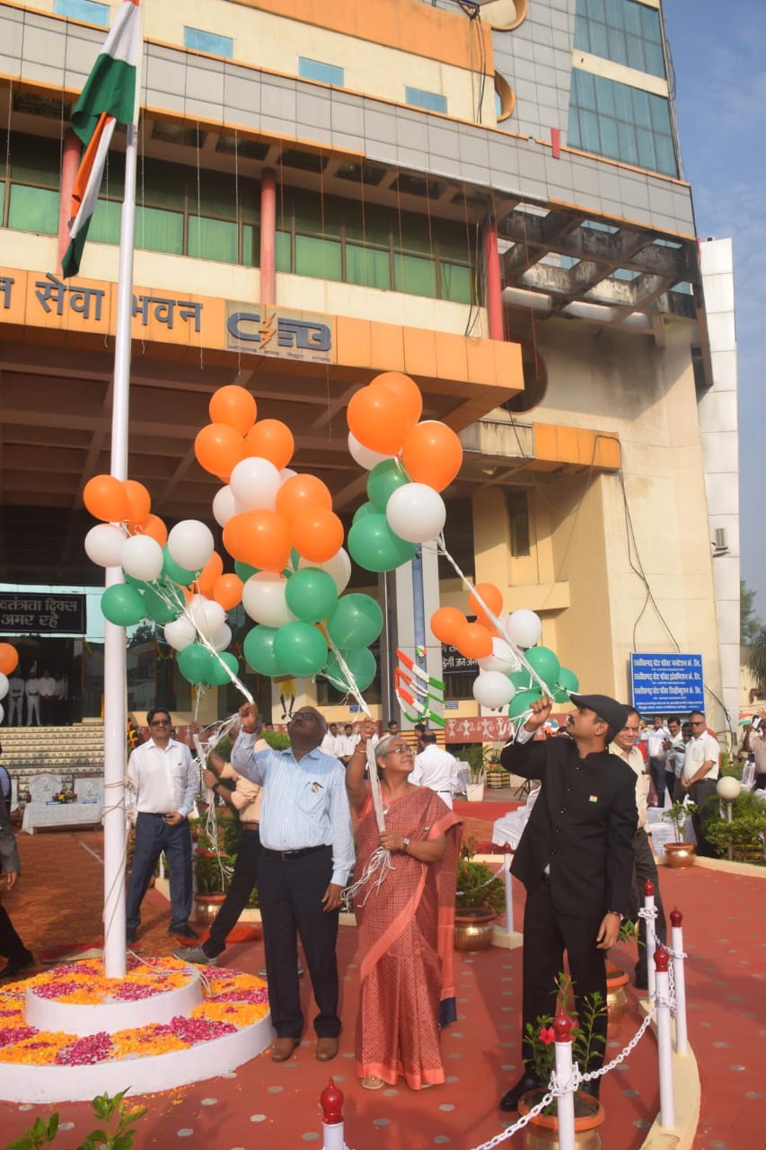 पावर कंपनी में चेयरमेन अंकित आनंद ने किया ध्वजारोहण