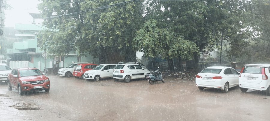 राजधानी में मेहरबान हुई बरखारानी... बीते एक घंटे से मूसलाधार बारिश... उमस से मिलेगी राहत 