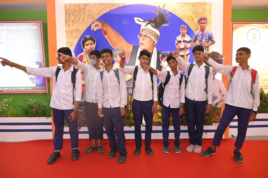 Just Different : मुख्यमंत्री की तस्वीर के सामने... स्कूली बच्चों ने उतारी उनकी नकल... खींच गई फोटो