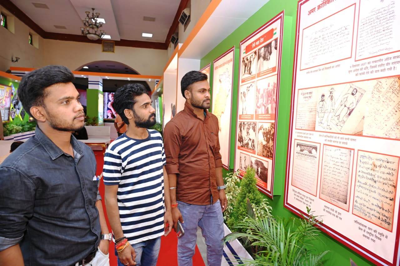 छायाचित्र प्रदर्शनी में स्वतंत्रता संग्राम सेनानियों की दुर्लभ चित्रों ने लोगों को किया आकर्षित 