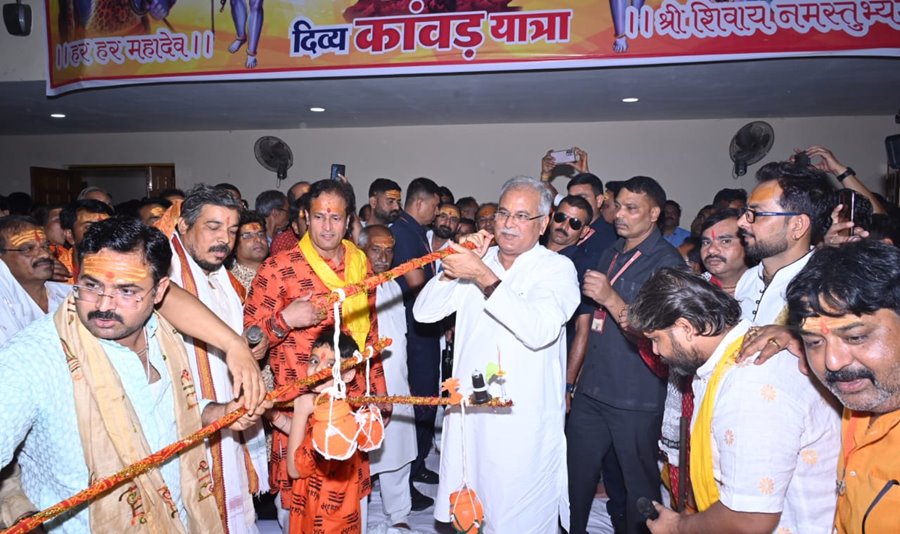 बोल बम का नारा लगा कांवड़ लेकर निकले सीएम बघेल... कांवड़ियों से पटा लाखेनगर से महादेव घाट