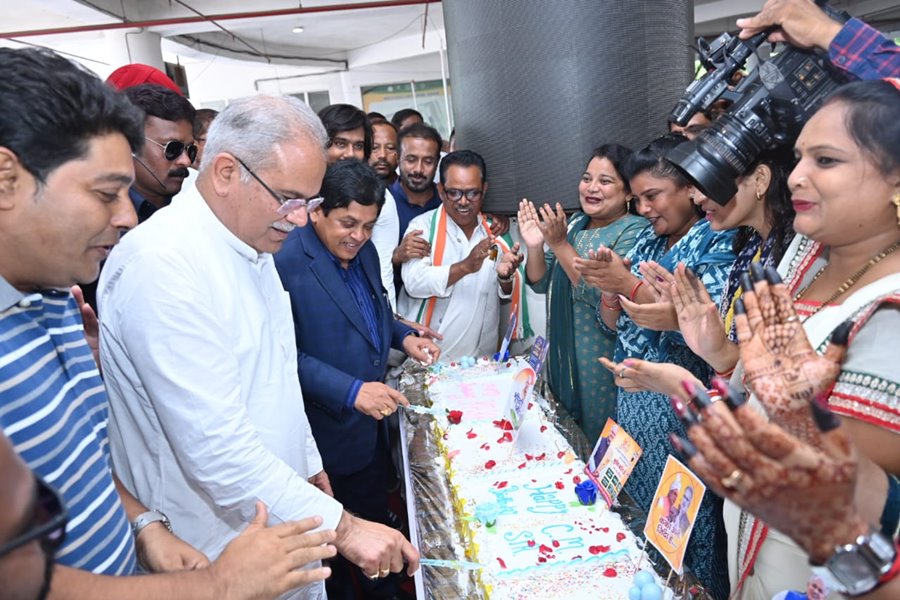 मुख्यमंत्री बघेल ने अपने 63 वें जन्मदिन पर... काटा 150 फीट लंबा केक... 65 लोगों ने 24 घंटे में किया तैयार