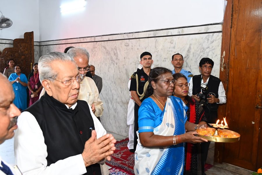 जगन्नाथ मंदिर पहुंच राष्ट्रपति ने की आरती... विमानतल पर हुआ गार्ड ऑफ ऑर्नर... साथ रहे राज्यपाल और मुख्यमंत्री