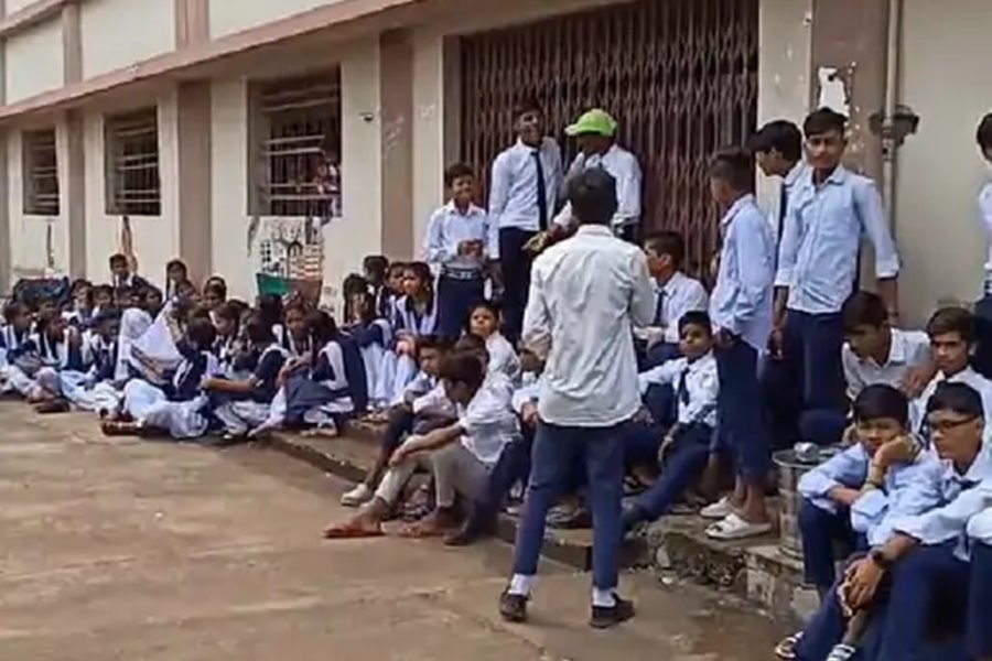 रायपुर में शिक्षक दिवस पर प्रिंसिपल के खिलाफ... बच्चों ने खोला मोर्चा... हटाने की मांग पर स्कूल में जड़ा ताला