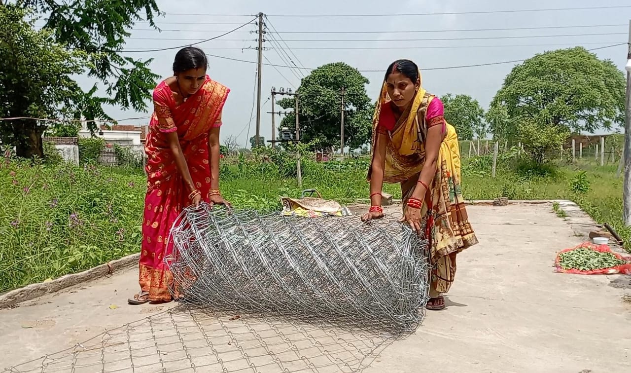  शेर ग्राम की सुआ महिला समूह ने तारजाली निर्माण को  बनाया आजीविका का साधन