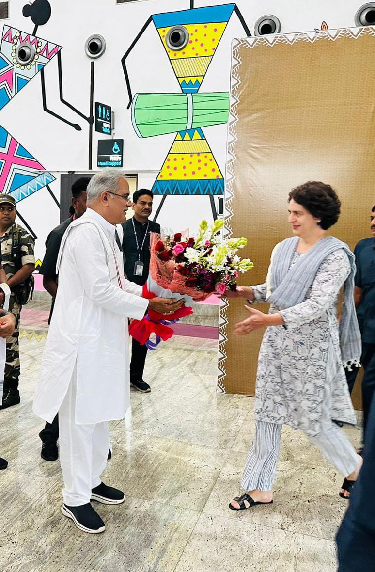प्रियंका गांधी पहुंची राजधानी रायपुर.... सीएम बघेल ने एयरपोर्ट में किया स्वागत... महिला समृद्धि सम्मेलन में होंगी शामिल