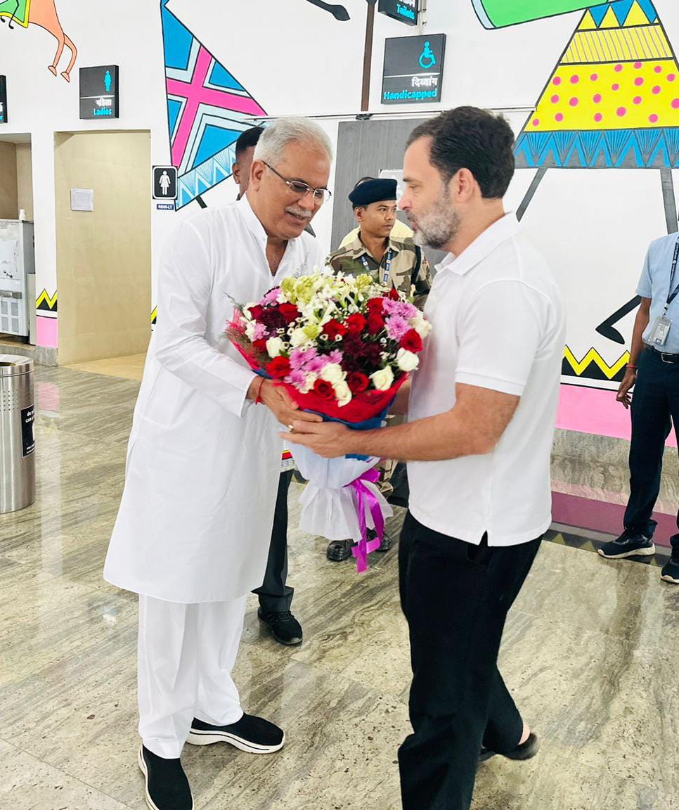 राहुल गांधी पहुंचे राजधानी रायपुर... मुख्यमंत्री ने किया स्वागत.... बिलासपुर में आयोजित आवास न्याय सम्मेलन में होंगें शामिल
