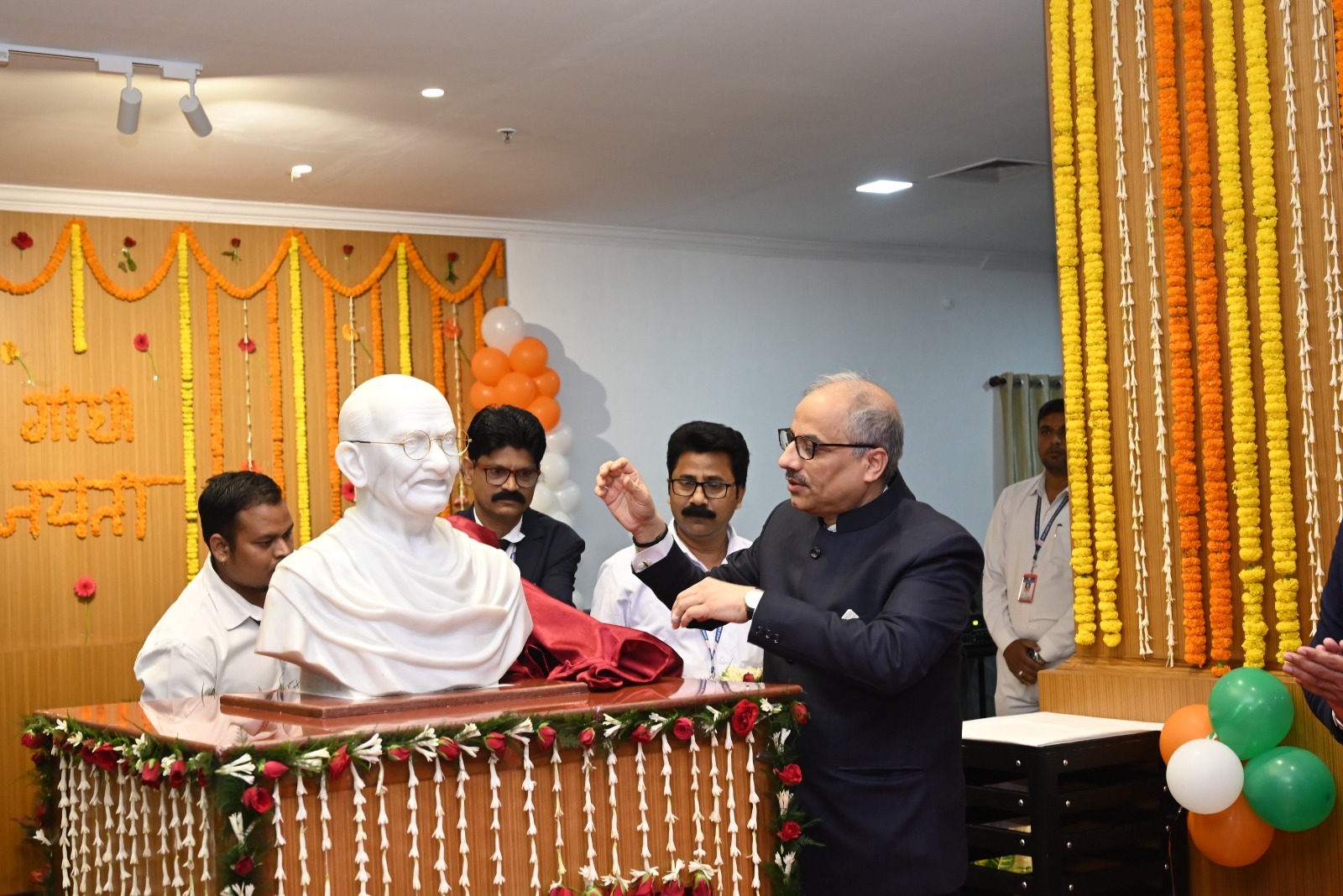  गांधी जयंती के अवसर पर मुख्य न्यायाधीश ने महात्मा गांधी की प्रतिमा का अनावरण कर उन्हें किया  नमन