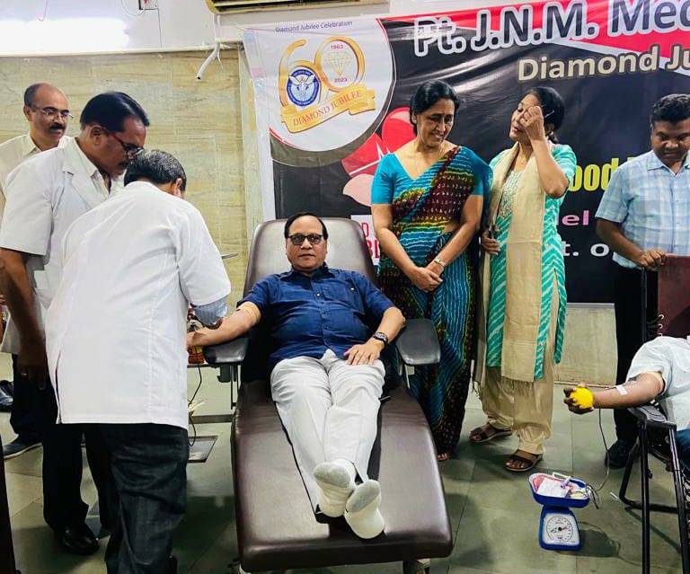 डा. अरविंद नेरल ने 63 की उम्र में किया रक्तदान.... कहा- 65 की उम्र तक कर सकते हैं रक्तदान