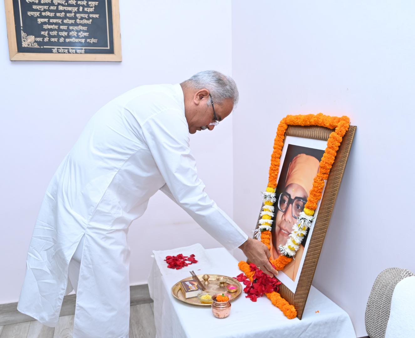  मुख्यमंत्री ने स्वामी आत्मानंद की जयंती पर उन्हें किया नमन... कहा- उन्होंने अपना पूरा जीवन दीन-दुखियों की सेवा में बिताया