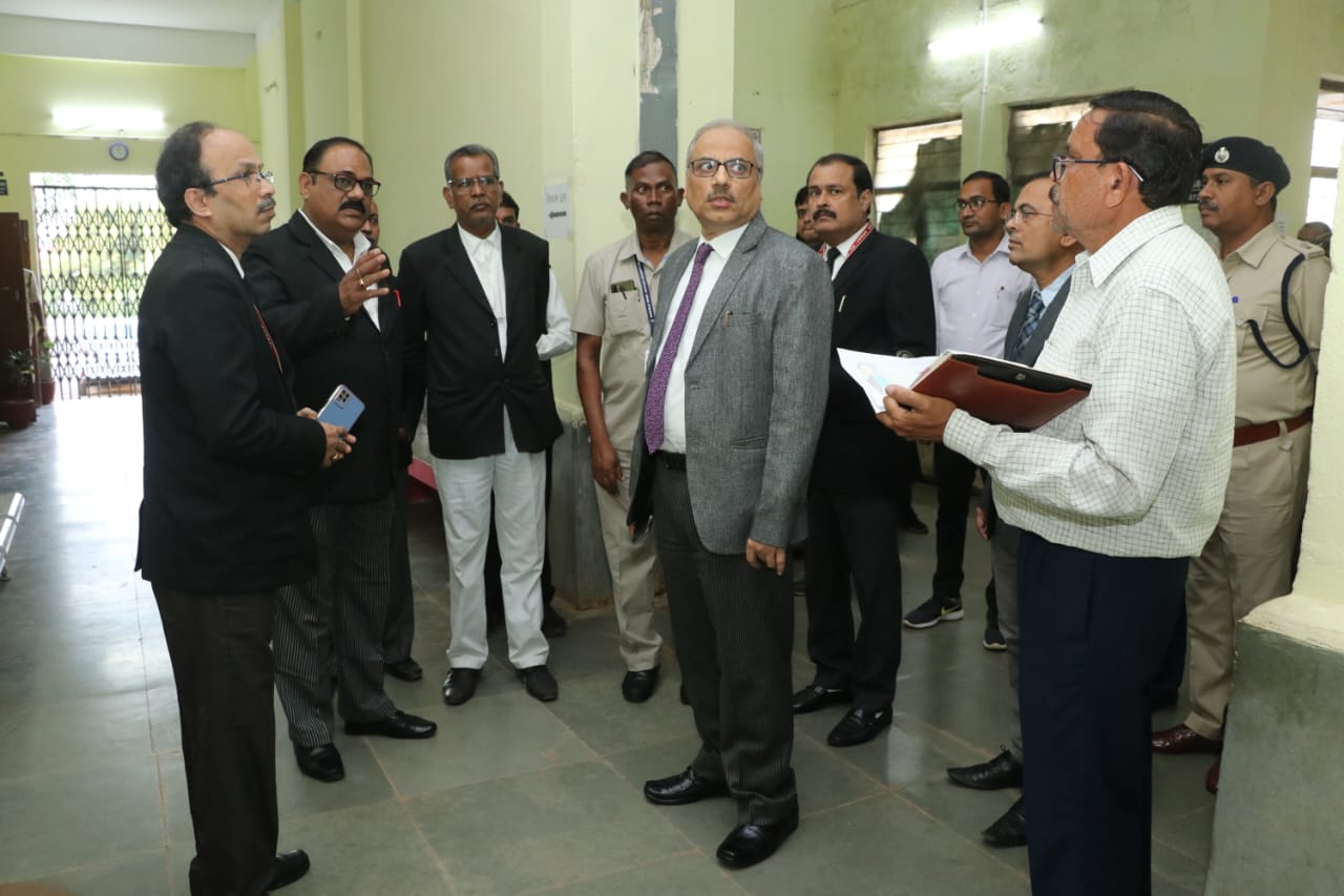 चीफ जस्टिस सिन्हा पहुंचे कवर्धा कोर्ट.... अधिवक्ता कक्ष में पानी रिसाव पर हुए नाराज