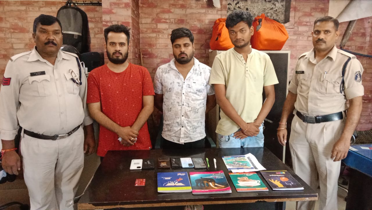 मेट्रो, कलर 777 एवं क्लासिक एक्स 99 ऑनलाईन सट्टा एप के खिला रहे थे सट्टा, पुलिस ने तीन को दबोचा