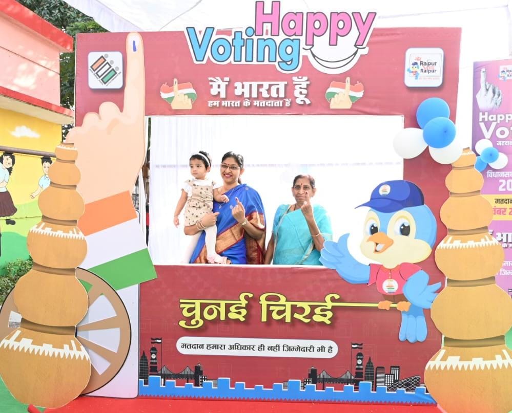 मुख्य निर्वाचन पदाधिकारी रीना बाबासाहेब कंगाले ने किया मतदान... सभी से की मतदान की अपील