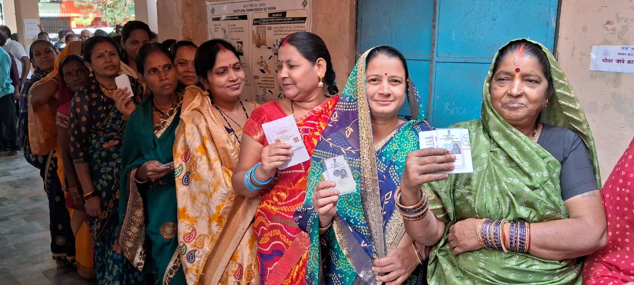 Assembly Elections 2023 -  लोकतंत्र के महापर्व को लेकर महिलाओं में उत्साह... पुरुष भी पीछे नहीं