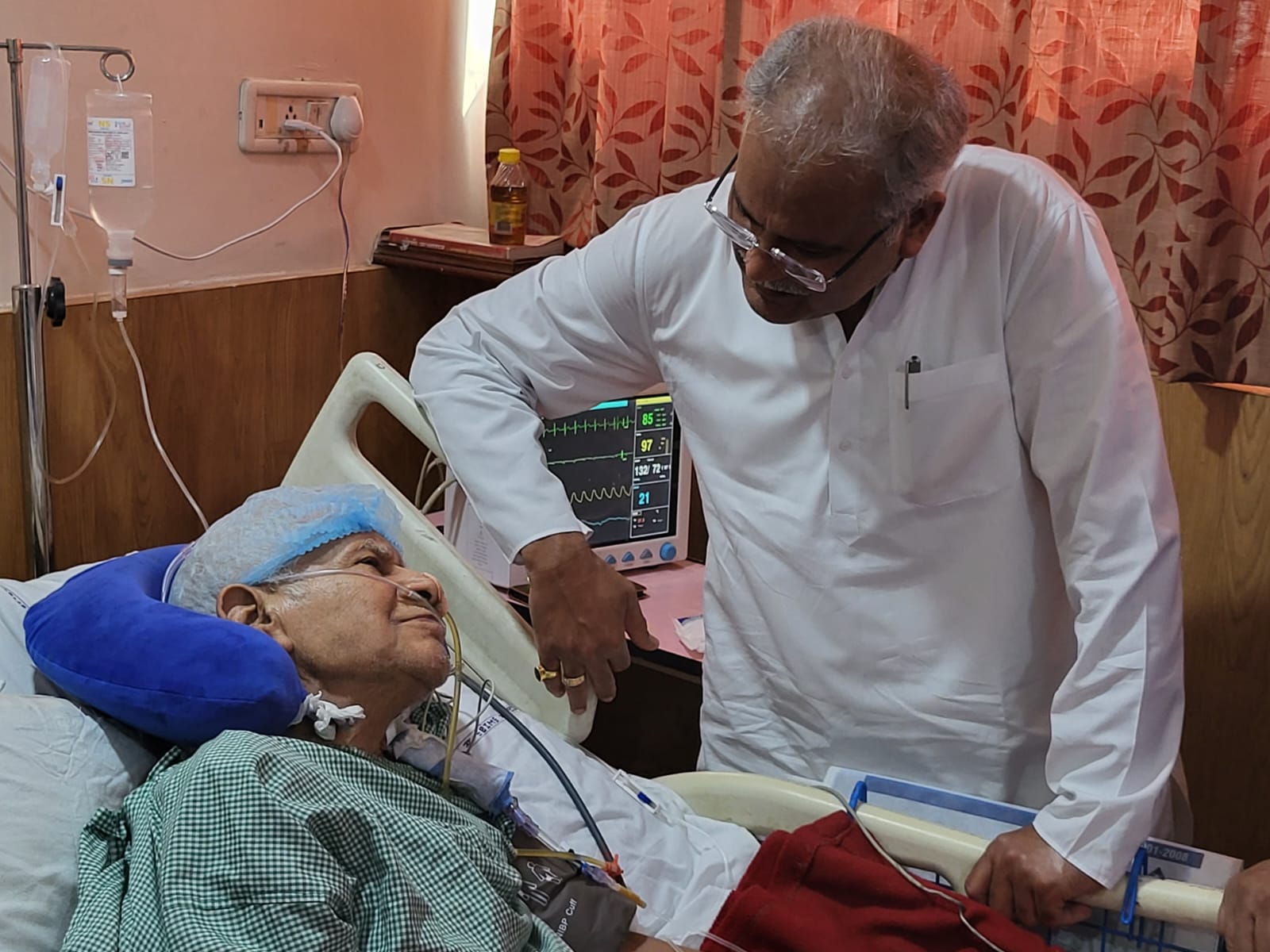 मुख्यमंत्री बघेल के पिता की तबियत बिगड़ी... अस्पताल मिलने पहुंचे सीएम... कहा- उनकी जीजीविषा मेरे लिए प्रेरणा
