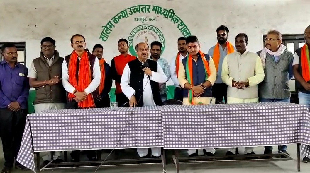  सालेम स्कूल में छात्राओं से बोले विधायक पुरन्दर, स्कूल में आपका पालक हूं मैं, प्रथम आने वाले को दूंगा &rsquo;मां&rsquo; के नाम पर पुरस्कार