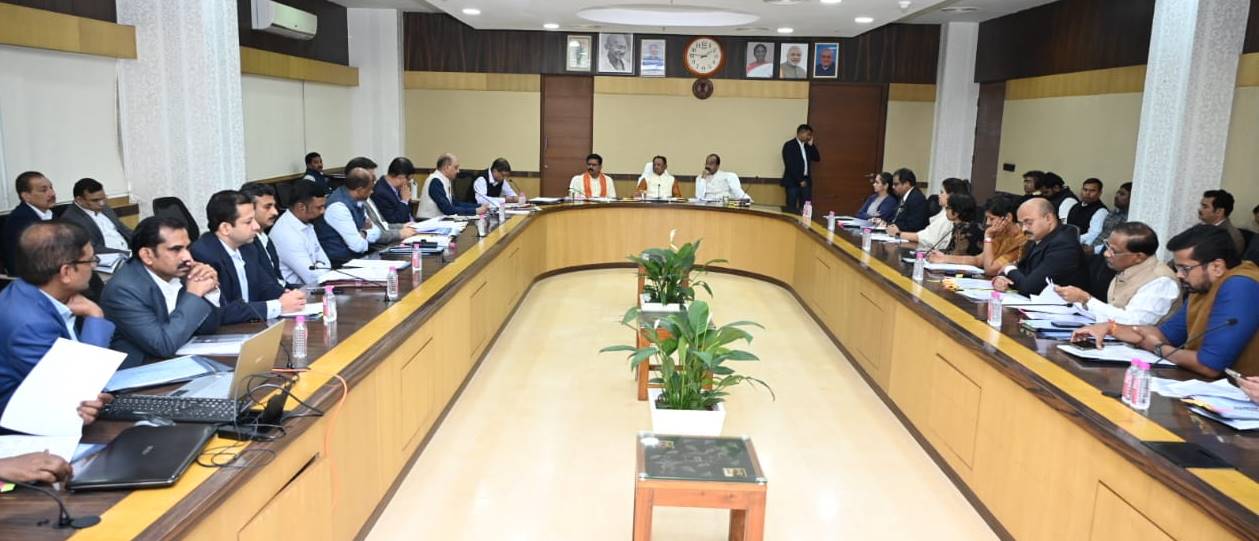 अधिकारियों की बैठक में बोले सीएम साय... शासन और प्रशासन विकास की गाड़ी के दो पहिए.. टीम वर्क से करना है काम