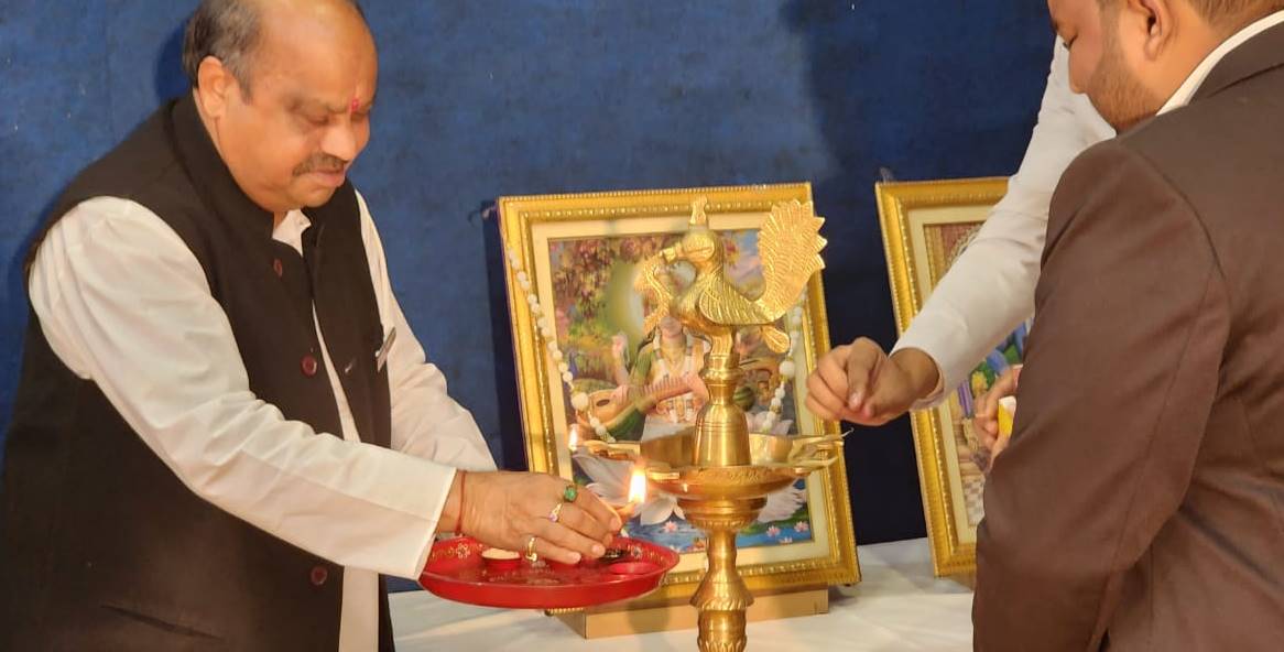 देश के भविष्य हैं ये बच्चे... मोबाइल से रखें इन्हें दूरः विधायक पुरंदर मिश्रा