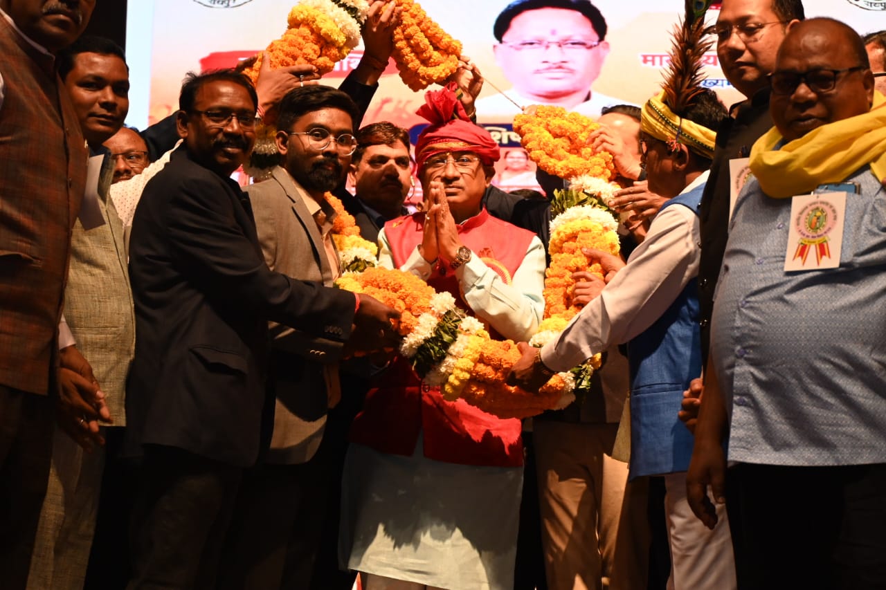 गजमाला एवं पगड़ी पहनाकर सीएम साय स्वागत...  बोले-सर्वांगीण विकास ही सरकार की प्राथमिकता