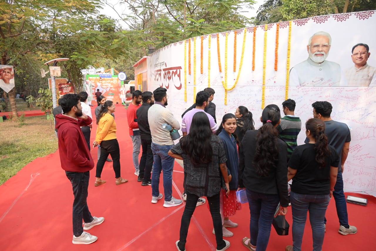 अटल जी के व्यक्तित्व एवं कृतित्व पर आधारित छायाचित्र प्रदर्शनी को मिल रहा अच्छा प्रतिसाद
