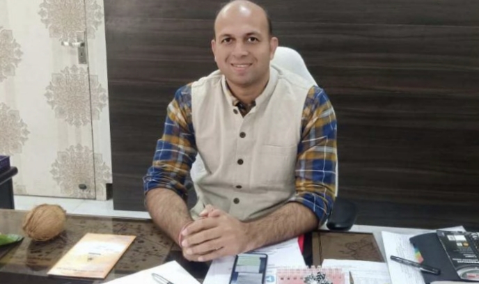 पेट्रोल पंपों में उमड़ रही भीड़ पर कलेक्टर की अपील... लोग भ्रामक खबरों पर न दें ध्यान
