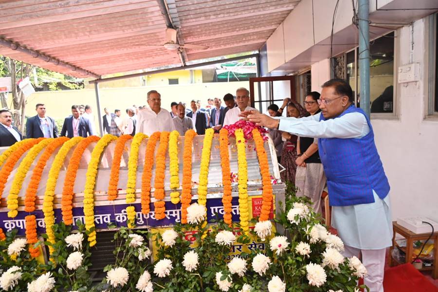 पूर्व मुख्यमंत्री भूपेश बघेल के पिता को श्रद्धांजलि देने पाटन सदन पहुंचे मुख्यमंत्री विष्णुदेव साय