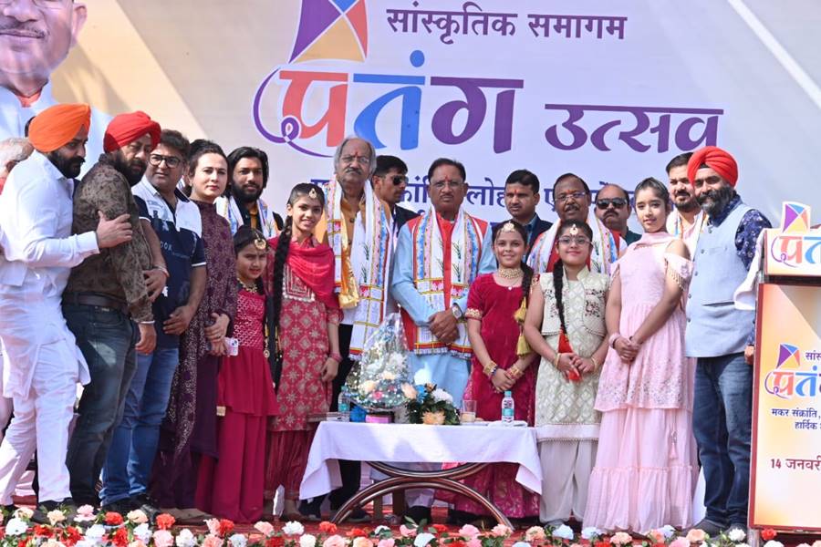 पुरखौती मुक्तांगन पहुंचे सीएम साय.... पतंग उत्सव में शामिल होकर लड़ाई पेच
