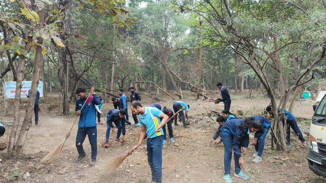 रविवि के छात्रों ने की मां बंजारी माता मंदिर प्रांगण की सफाई