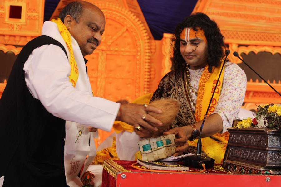  अनिरूद्धाचार्य महाराज से विधायक मिश्रा ने लिया आशीर्वाद, श्रीमद्भागवत का किया रसपान