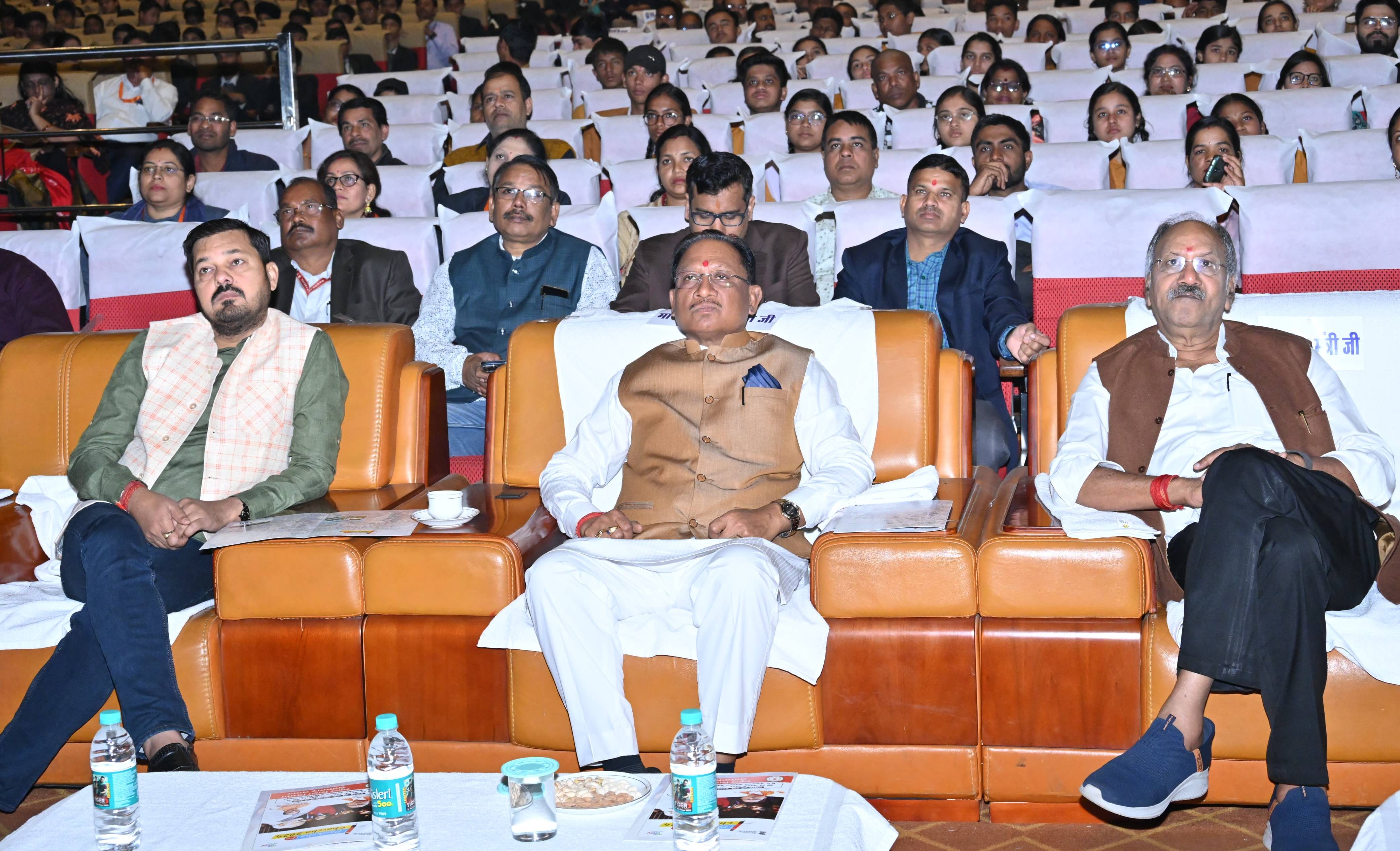 Pariksha Pe Charcha 2024: PM मोदी ने सुकमा की छात्रा उमेश्वरी को बिठाया अपने पास