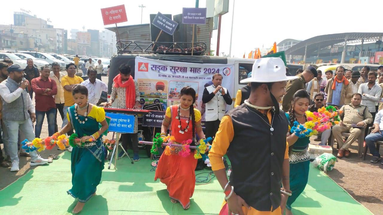 नुक्कड़ नाटक के जरिए लोगों को यातायात नियमों के प्रति जागरूक कर रही पुलिस