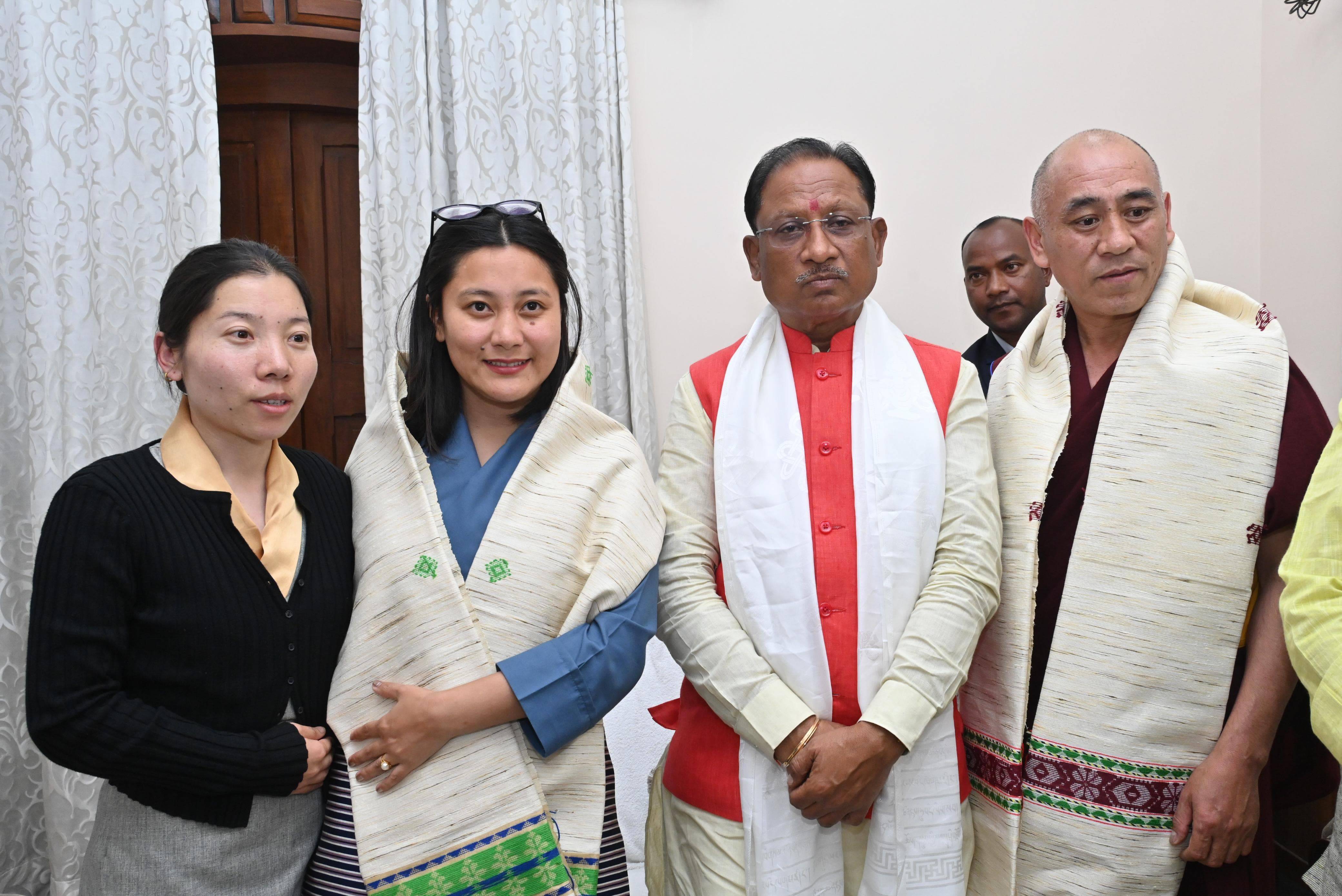 मुख्यमंत्री साय से तिब्बती पार्लियामेंट के दो सांसदों ने की सौजन्य मुलाकात 