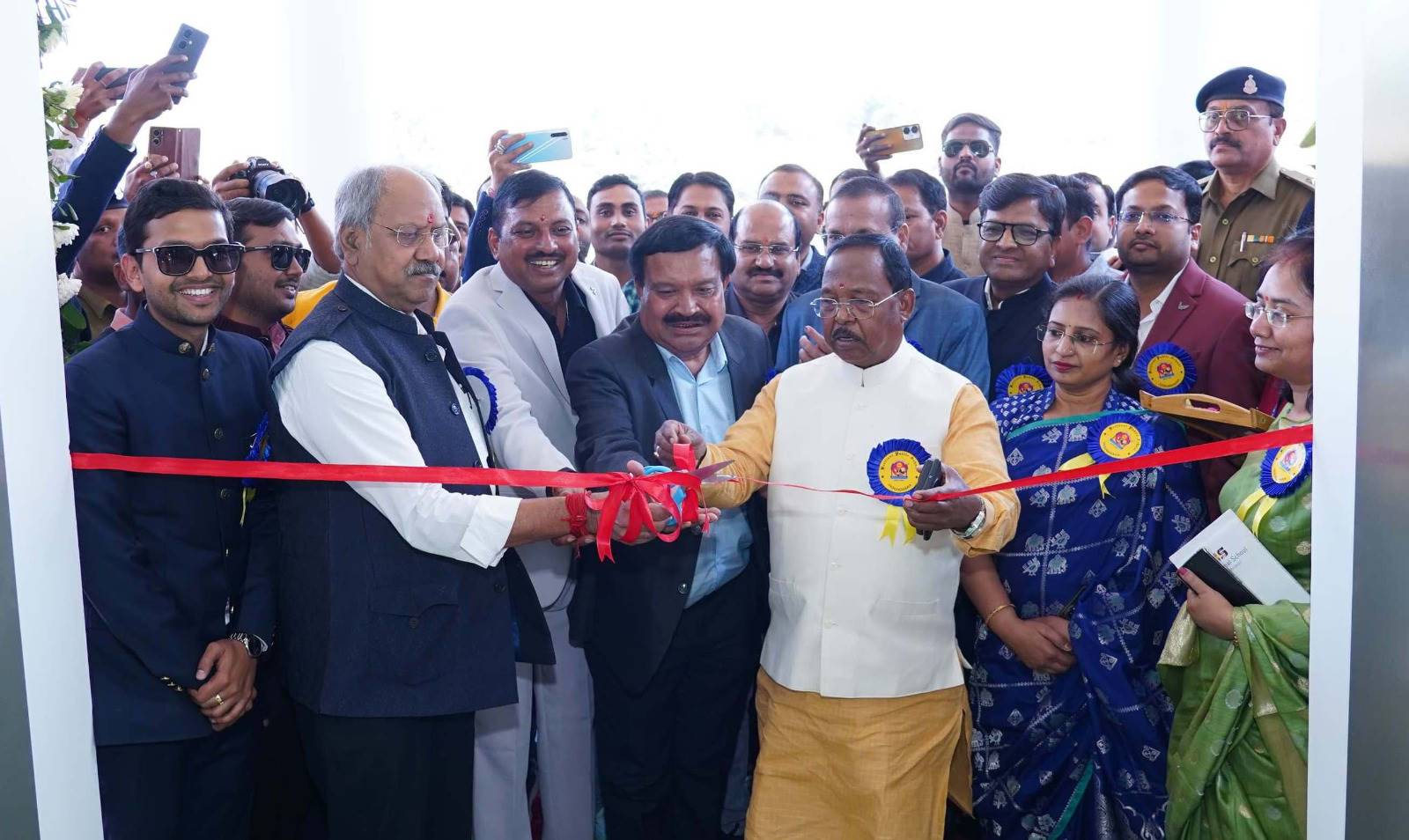 स्कूल केवल शिक्षा का केंद्र ही न रहें बल्कि समर्पण और संस्कार के केंद्र भी बने: बृजमोहन